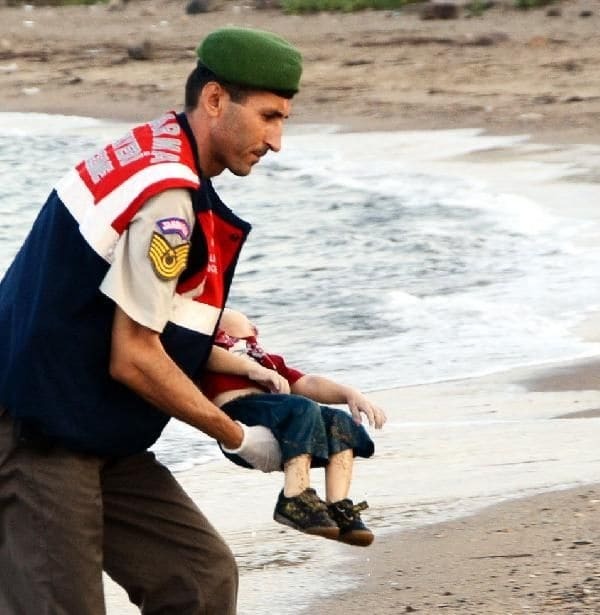 На совісті ЄС: опубліковано шокуючі фото загибелі дитини-біженця