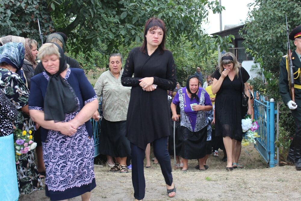 Різали, катували: на Рівненщині попрощалися із замученим терористами воїном АТО. Фоторепортаж
