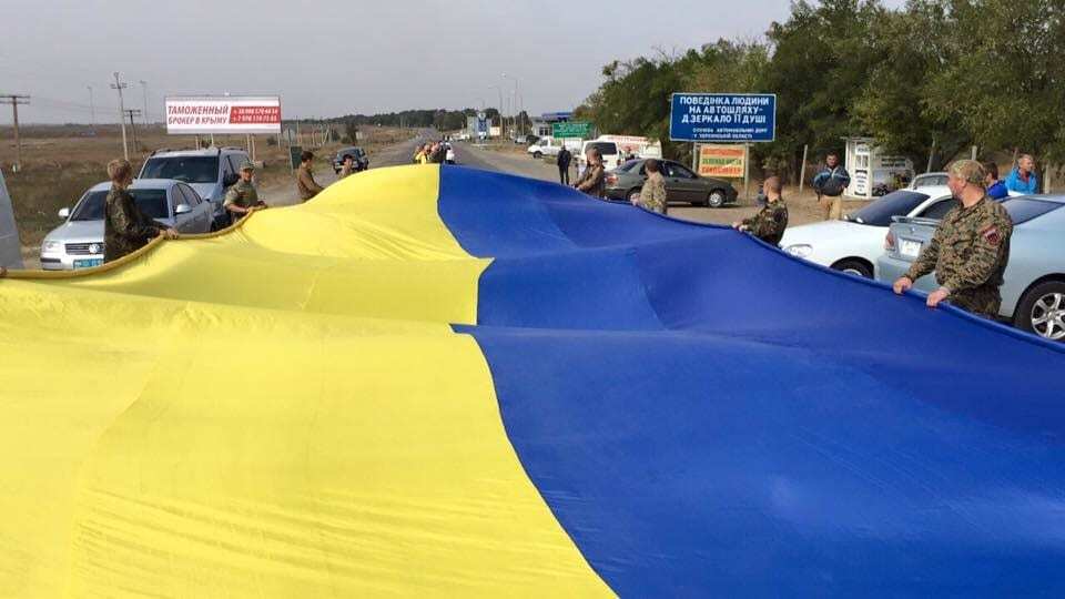 Противник в панике: на админгранице с Крымом развернули самый большой флаг Украины