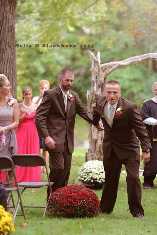 Отец невесты взял за руку ее отчима, чтобы вдвоем отвести дочь к алтарю: трогательные фото