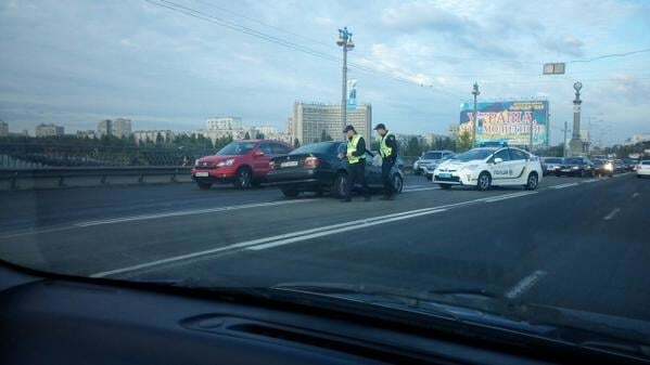 У Києві сталася масштабна аварія на мосту Патона: утворилася багатокілометрова пробка