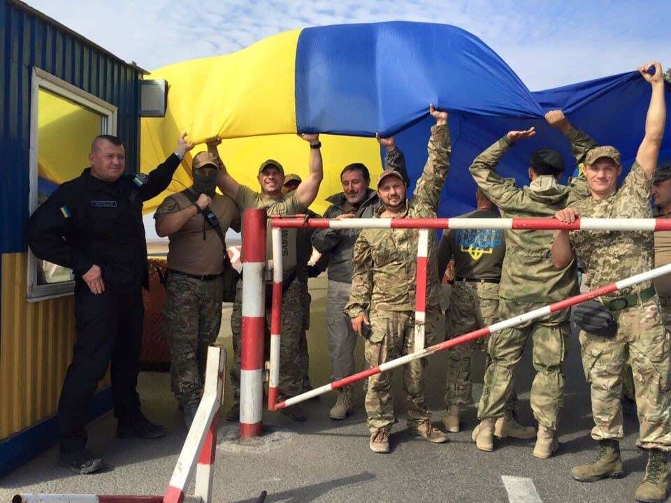 Противник у паніці: на адмінкордоні з Кримом розгорнули найбільший прапор України
