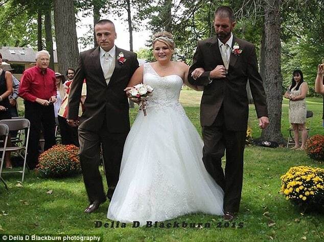 Отец невесты взял за руку ее отчима, чтобы вдвоем отвести дочь к алтарю: трогательные фото