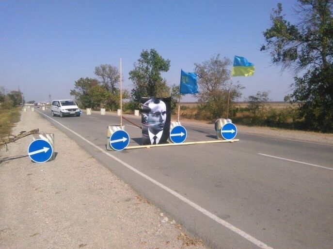 До блокади Криму "підключили" Бандеру: фотофакт