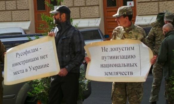 В Одесі "Правий сектор" заблокував готель з іноземцями: фотофакт