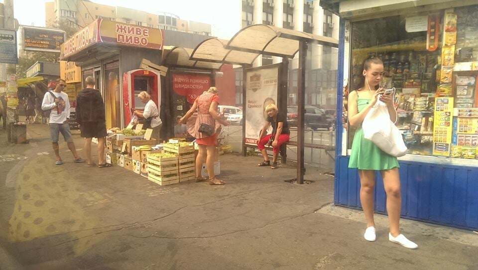 В Киеве торговцы фруктами "захватили" остановку: фотофакт