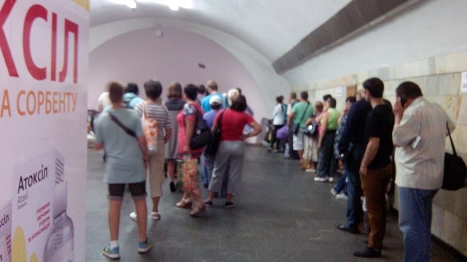 В киевском метро ленивые пассажиры устроили очередь на эскалатор: фотофакт