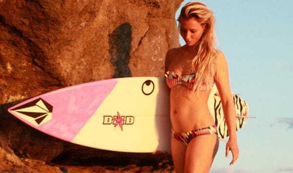 Сексуальная сёрфингистка снялась в необычной рекламе