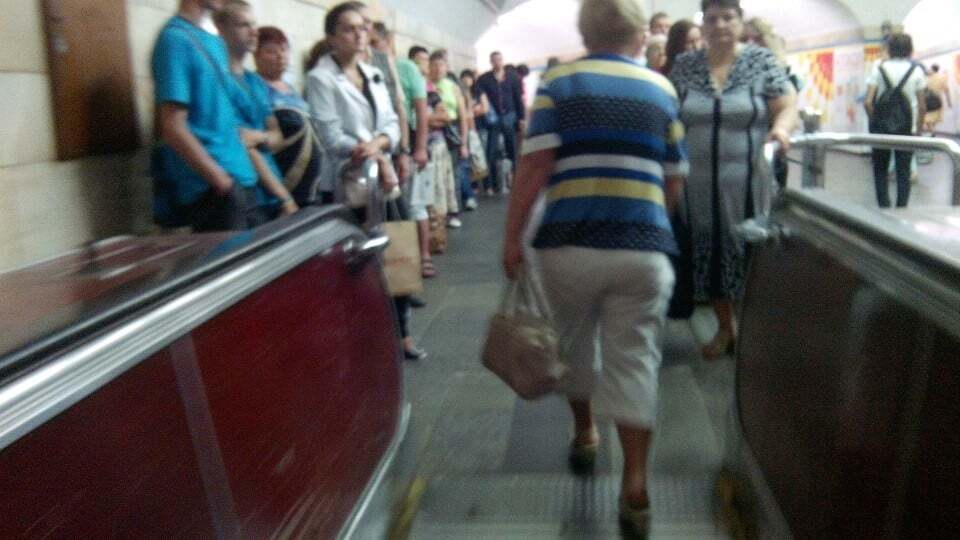 В киевском метро ленивые пассажиры устроили очередь на эскалатор: фотофакт
