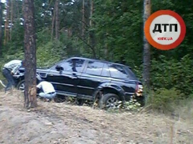 Под Киевом пьяный водитель снес с дороги Range Rover