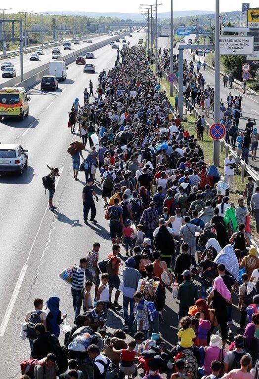 В Будапеште тысячи беженцев пошли пешком к границе Австрии: фотофакт