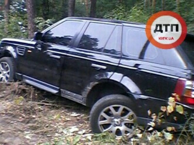 Под Киевом пьяный водитель снес с дороги Range Rover