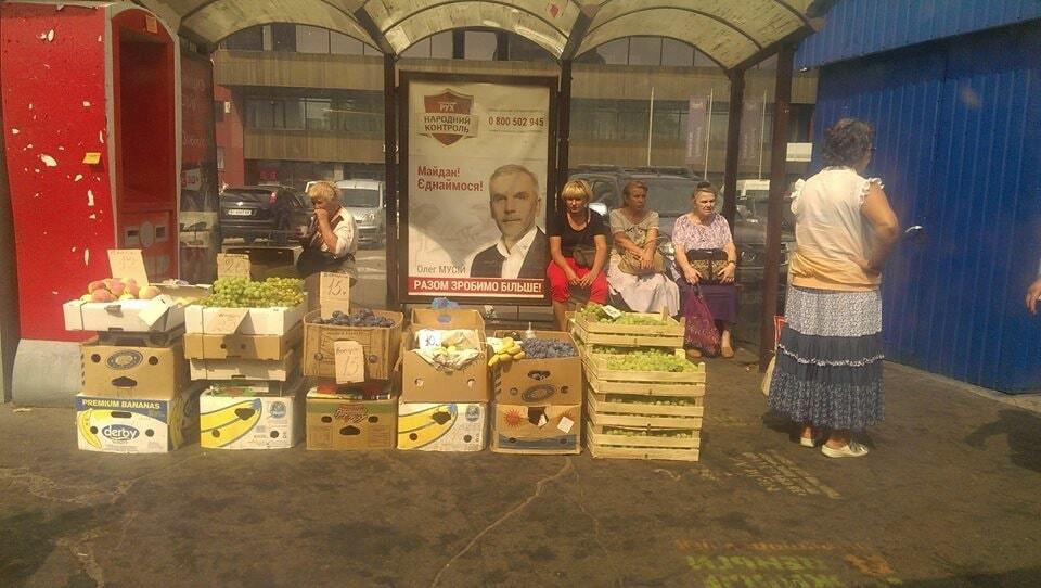 В Киеве торговцы фруктами "захватили" остановку: фотофакт
