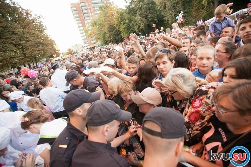 У Росії влаштували масову бійку через безкоштовний торт: фотофакт