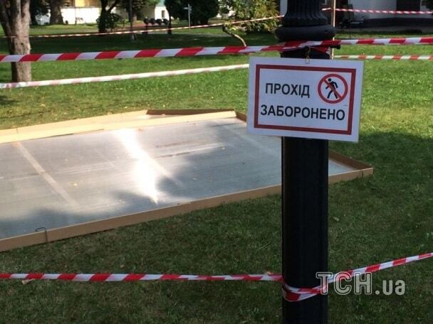 В "Софии Киевской" провалился грунт: образовалась глубокая яма