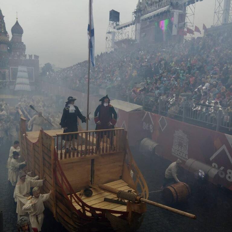Москва під дощем і у "личаках" відзначає День міста: фоторепортаж