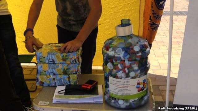 Волонтеры начали собирать пластик, чтобы заработать на протезы для бойцов