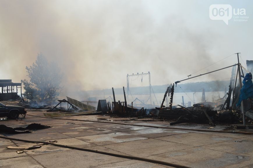 У Запоріжжі в лічені хвилини дотла згоріло кафе: опубліковано фото і відео