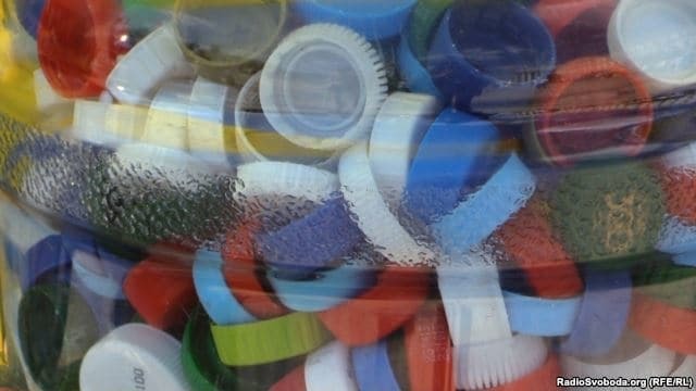 Волонтеры начали собирать пластик, чтобы заработать на протезы для бойцов