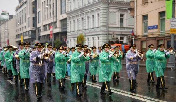 Москва под дождем и в "лаптях" отмечает День города: фоторепортаж