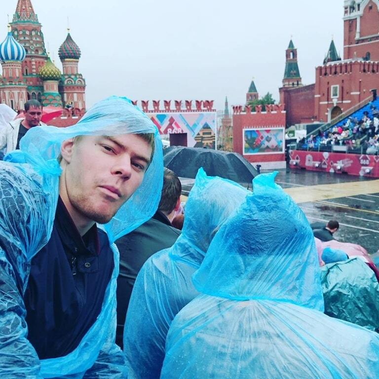 Москва под дождем и в "лаптях" отмечает День города: фоторепортаж