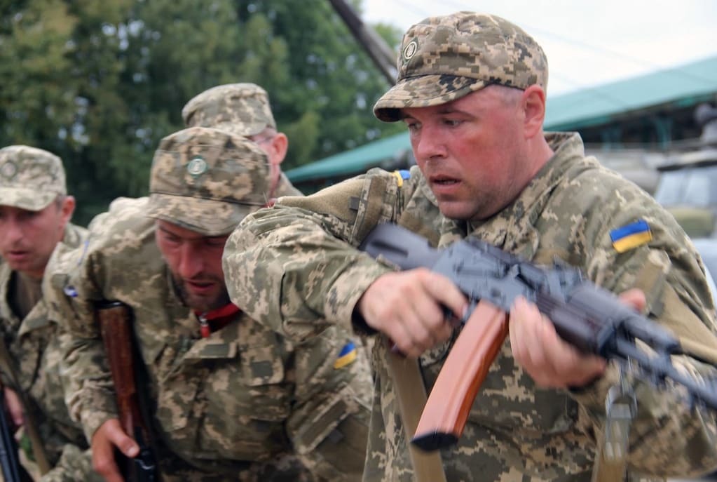 Муженко показал учения украинских военных на полигоне: фоторепортаж
