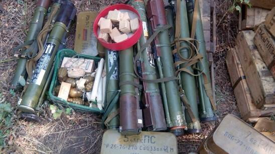 Ракети, гранати і тисячі патронів: силовики знайшли схованку в зоні АТО