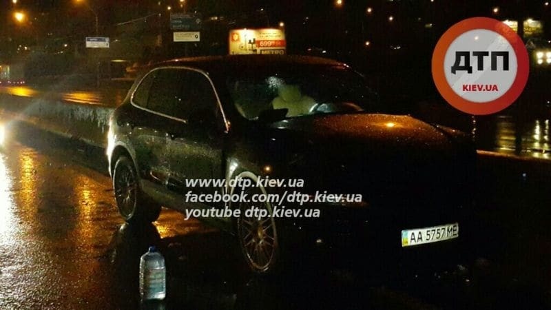 У Києві жінка на Porsche влаштувала серйозне ДТП: фото з місця аварії