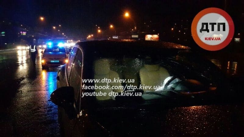 В Киеве женщина на Porsche устроила серьезное ДТП: фото с места аварии
