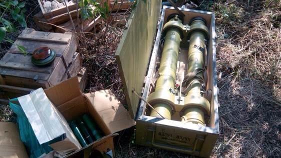 Ракети, гранати і тисячі патронів: силовики знайшли схованку в зоні АТО