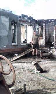 Пришел с войны, а дом сгорел: боец АТО с двумя детьми спит на улице. Опубликованы фото