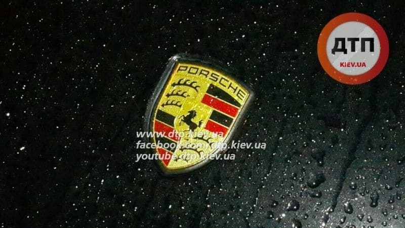 У Києві жінка на Porsche влаштувала серйозне ДТП: фото з місця аварії