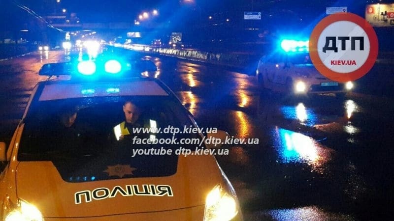 У Києві жінка на Porsche влаштувала серйозне ДТП: фото з місця аварії