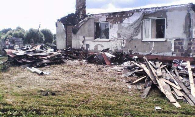 Пришел с войны, а дом сгорел: боец АТО с двумя детьми спит на улице. Опубликованы фото