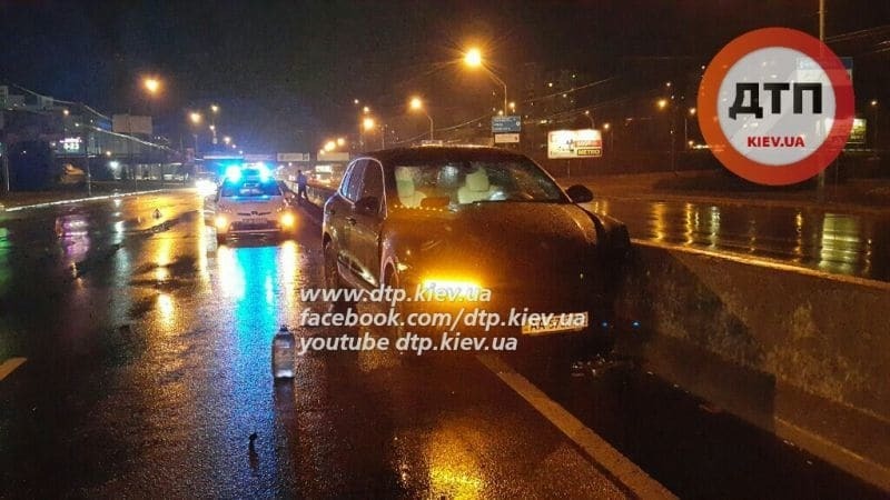 В Киеве женщина на Porsche устроила серьезное ДТП: фото с места аварии