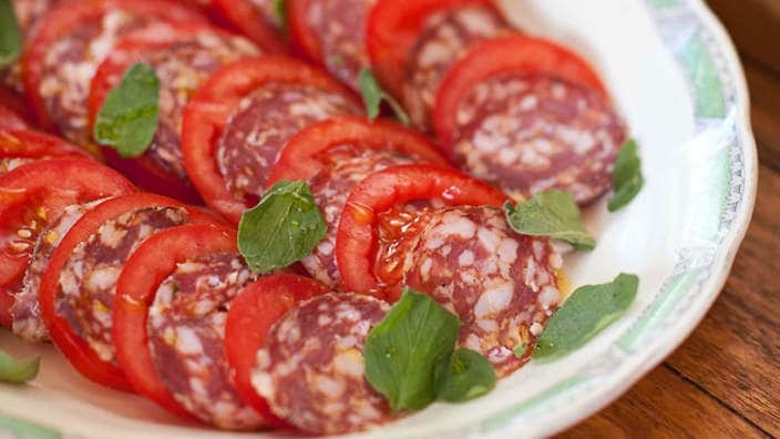 Мир отмечает День салями: 7 фактов о продукте и рецепт потрясающей пиццы от Джейми Оливера