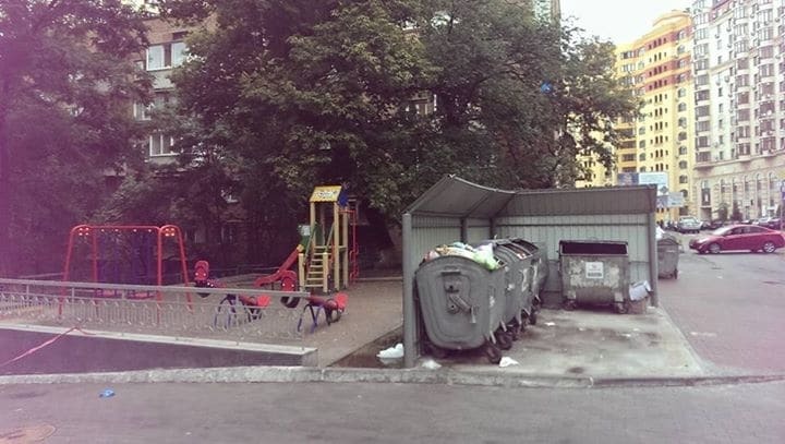 В Киеве поставили мусорные баки прямо под носом у детей: фотофакт