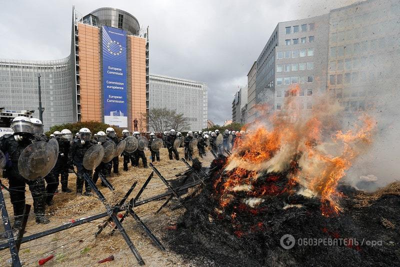 У Брюсселі розлючені фермери приїхали на тракторах під штаб-квартиру ЄС: фоторепортаж