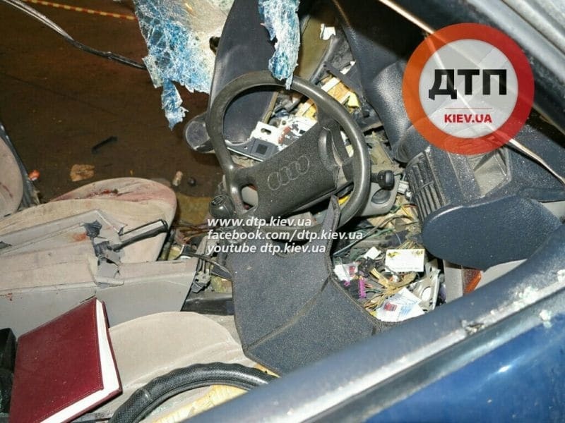 "Ночной кошмар". В Киеве автомобиль после ДТП превратился в груду металлолома: фото с места аварии