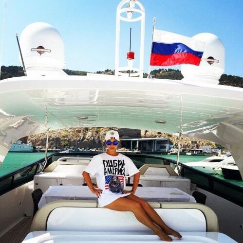 Лучшая подруга Жанны Фриске в майке "Гудбай, Америка" отдохнула в Крыму