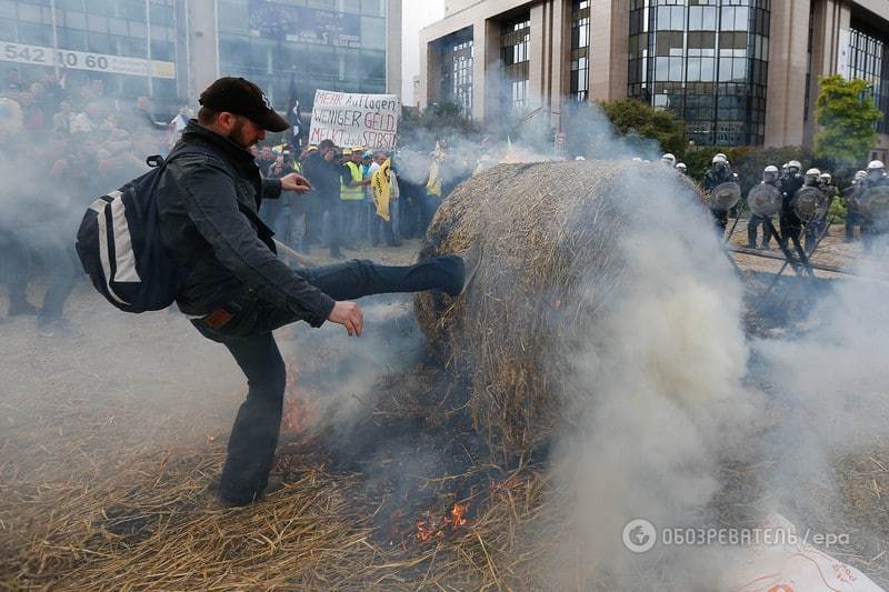 У Брюсселі розлючені фермери приїхали на тракторах під штаб-квартиру ЄС: фоторепортаж