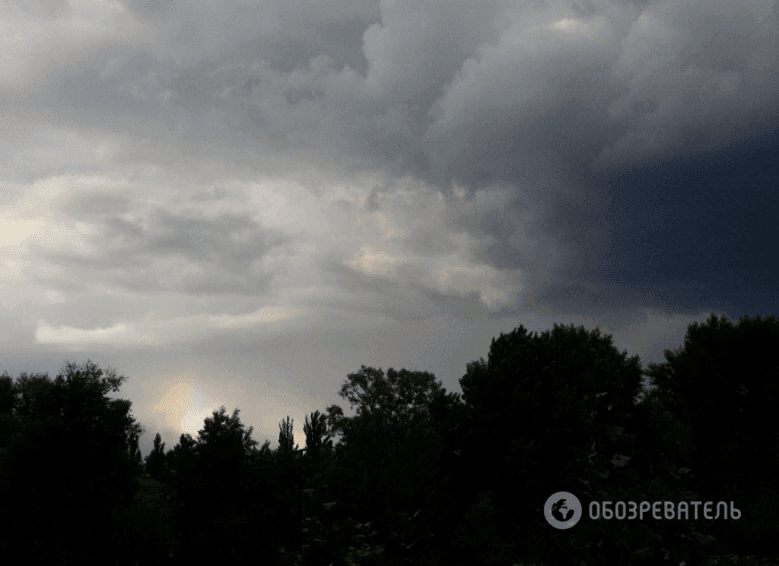 В Киеве заметили две вертикальные радуги: опубликованы фото