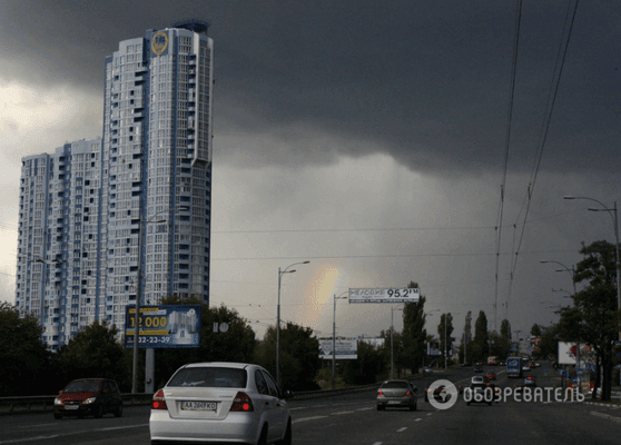 В Киеве заметили две вертикальные радуги: опубликованы фото