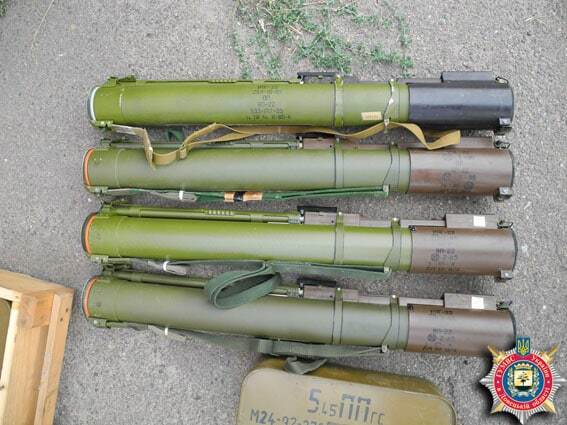 Житель Дзержинска устроил дома арсенал оружия: опубликованы фото