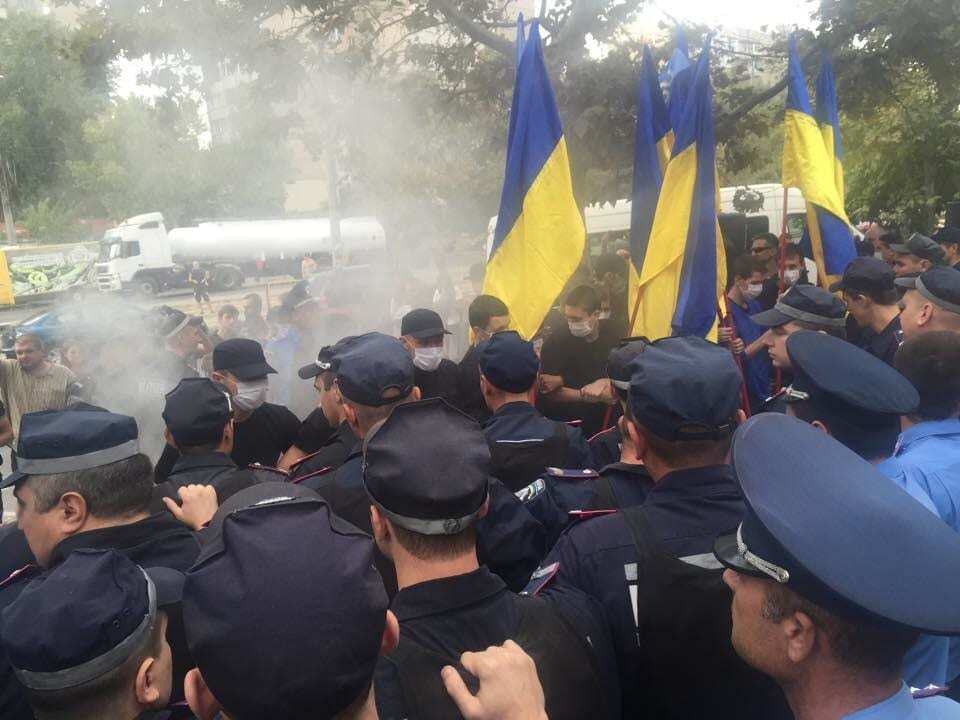В Одессе под райсудом начались столкновения: опубликованы фото и видео