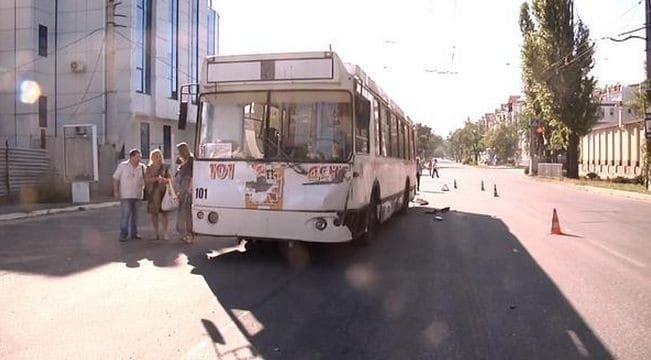 У Луганську жінка на тролейбусі протаранила авто ОБСЄ: опубліковані фото