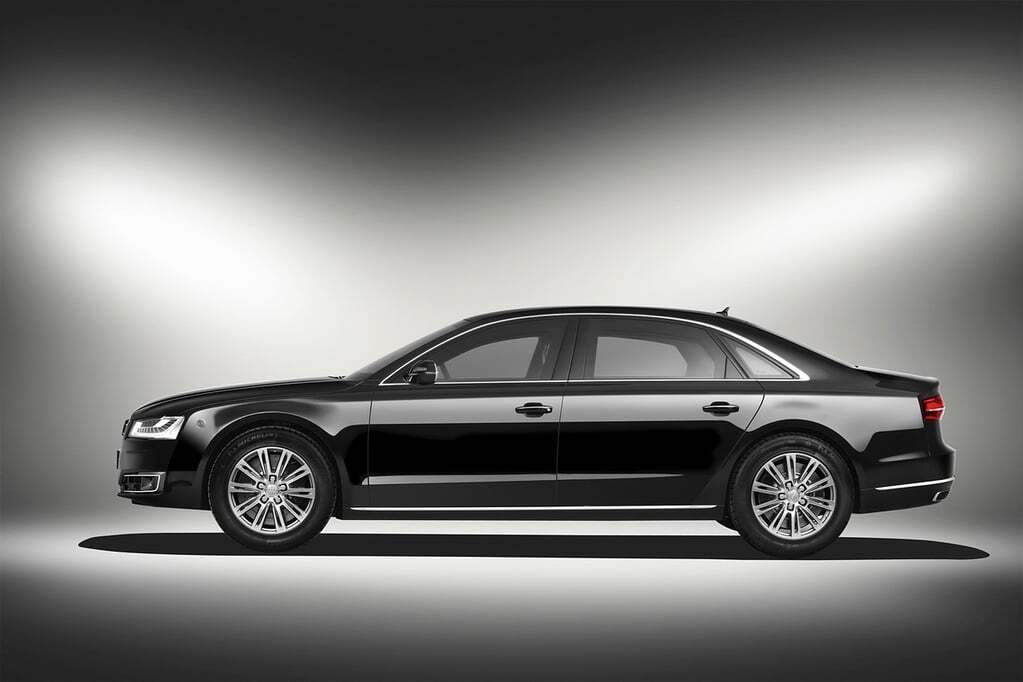 "Выдержит перестрелку и гранату". Audi показала новый бронированный автомобиль A8: фото модели