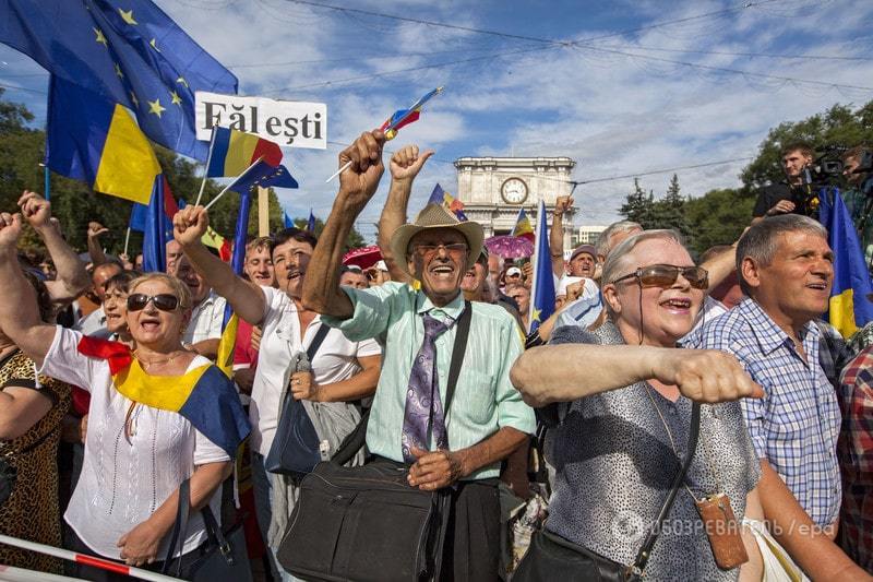 Будем стоять до последнего: "Майдан" в Молдове разрастается. Фото протестов