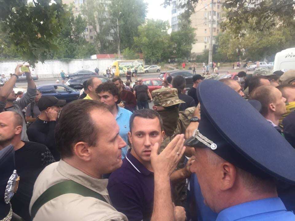 В Одесі під райсудом почалися зіткнення: опубліковані фото і відео