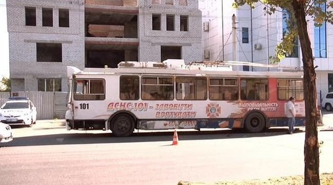 У Луганську жінка на тролейбусі протаранила авто ОБСЄ: опубліковані фото